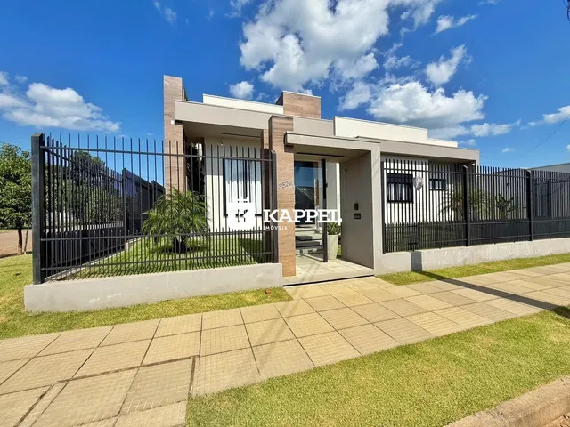 A fachada moderna de uma casa em Lajeado, Brasil, com cerca e paisagismo.