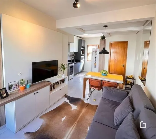 Sala de estar com cozinha aberta em imóvel no Brasil.