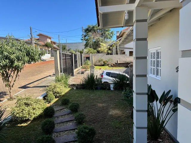 Vista da fachada de uma residência em Lajeado, Brasil com jardim e quintal.