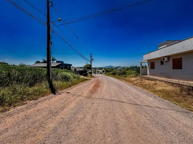 Uma estrada de terra leva a uma casa moderna em Lajeado.