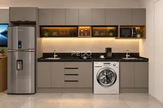 Esta é uma foto de uma cozinha moderna com armários e eletrodomésticos de aço inoxidável.