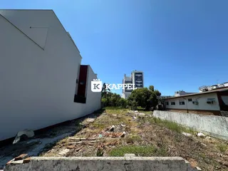 Vista externa de um edifício branco em Lajeado, Brasil, com terreno em primeiro plano.