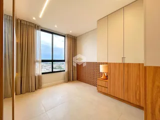 Sala de estar com grandes janelas e painéis de madeira na Lajeado.