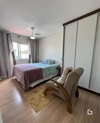 Quarto com cama e janela em um imóvel no Brasil.