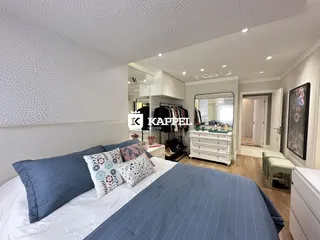Quarto com cama grande e decoração moderna em um apartamento.