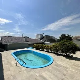 Foto de uma piscina externa em uma propriedade.