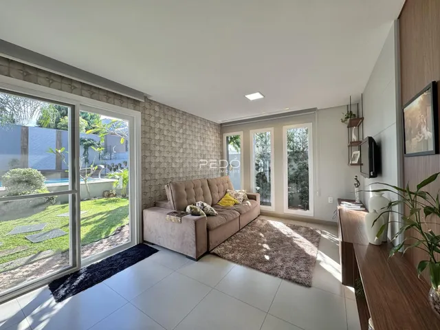 A sala de estar de um imóvel em Lajeado, Brasil, com grandes janelas.