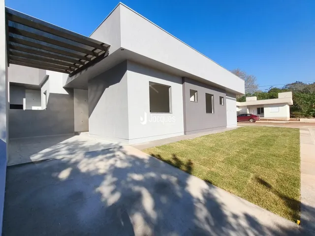 Fachada moderna de uma residência em Lajeado, Brasil, com jardim frontal.