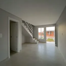Hall de entrada com escadaria branca.