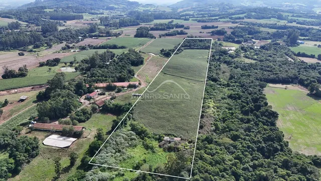 Vista aérea de um terreno rural com vegetação densa em Lajeado, Brasil.