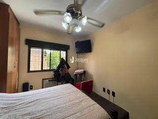 Quarto com cama e janela em um imóvel no Brasil.
