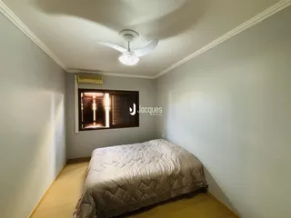 Quarto com cama e janela em ambiente interno.