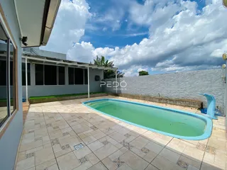 Foto de uma área externa com piscina e piso de cerâmica em Lajeado, Brasil.