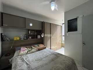 Quarto com cama e armário em um imóvel no Brasil.