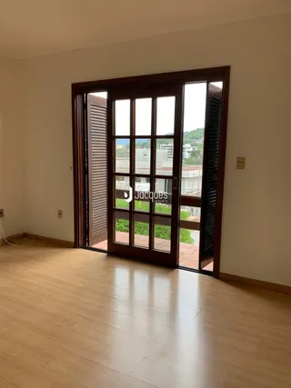Vista de uma porta de vidro de madeira em um ambiente interno.