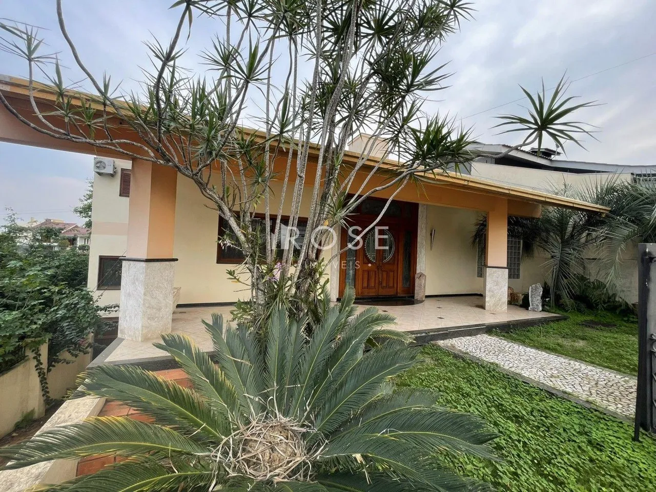 Casa com 5 dormitórios, foto 1
