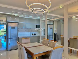 Ambiente moderno com cozinha e sala de jantar em um imóvel no Brasil.