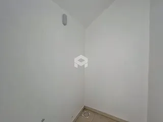 Vista de um corredor interno de uma propriedade em Lajeado.