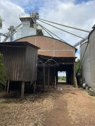 Foto de uma estrutura industrial de silo em Lajeado, Brasil.