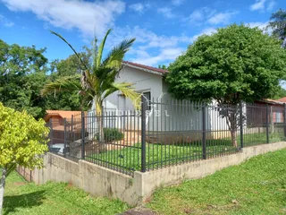 Foto da fachada de uma casa residencial com jardim em Lajeado, Brasil.