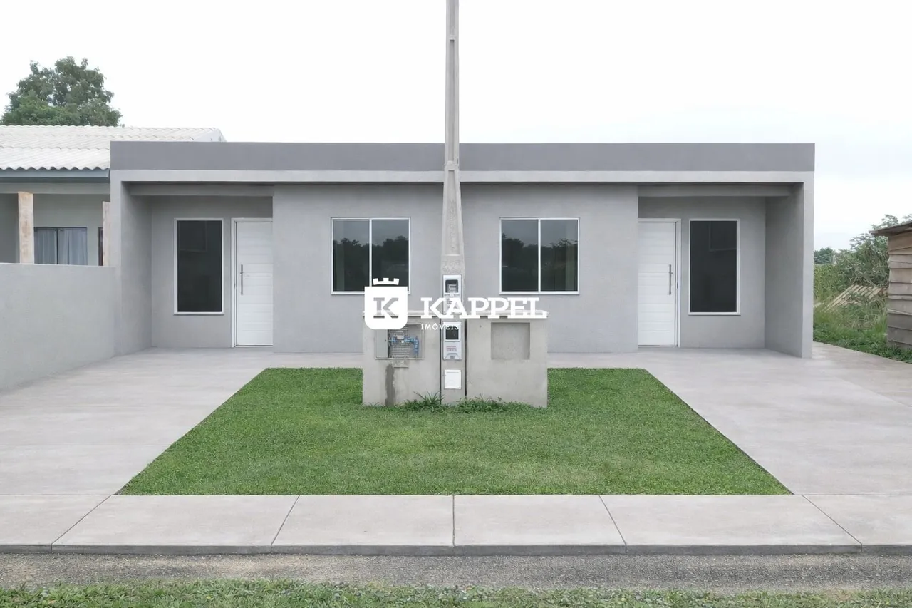 Fachada externa de uma casa moderna com paredes cinzas e entrada em Lajeado, Brasil.