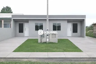 Fachada externa de uma casa moderna com paredes cinzas e entrada em Lajeado, Brasil.