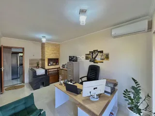 Sala de estar com parede de madeira e decoração de arte.