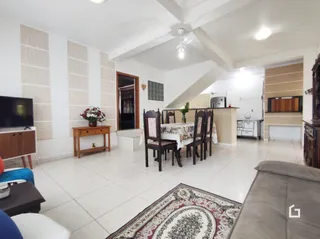 Sala de estar com piso de cerâmica e paredes claras.