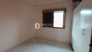 Vista interna de um ambiente com piso de cerâmica e parede branca.