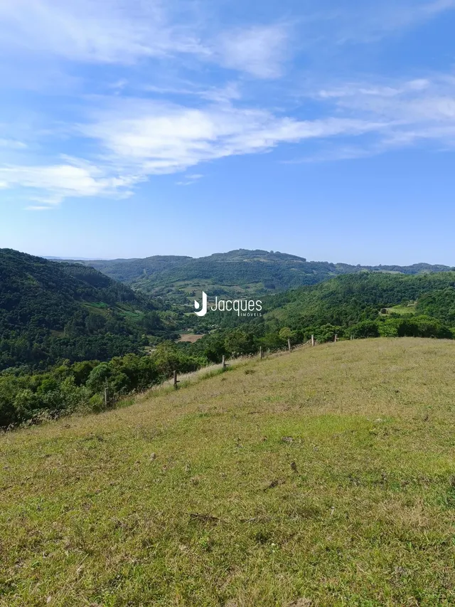 Vista panorâmica de colinas verdes e florestas no Brasil.