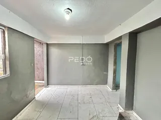 Hall de entrada com piso de cerâmica e paredes cinzas.