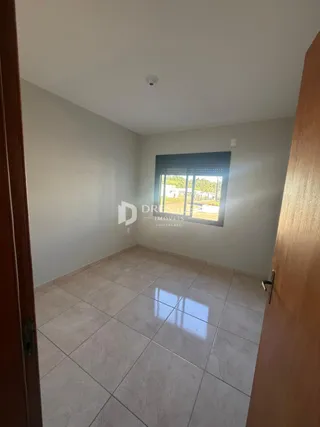 A foto mostra o interior de uma sala com piso de cerâmica clara.