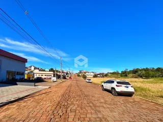 Vista de uma rua pavimentada com tijolos vermelhos em Lajeado, Brasil.