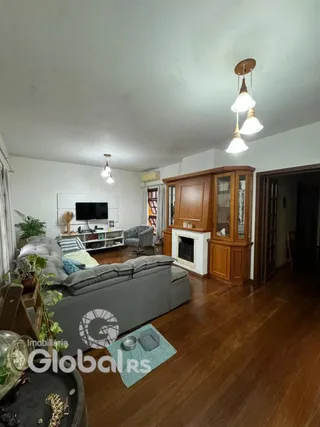 Sala de estar com piso de madeira e móveis de madeira.