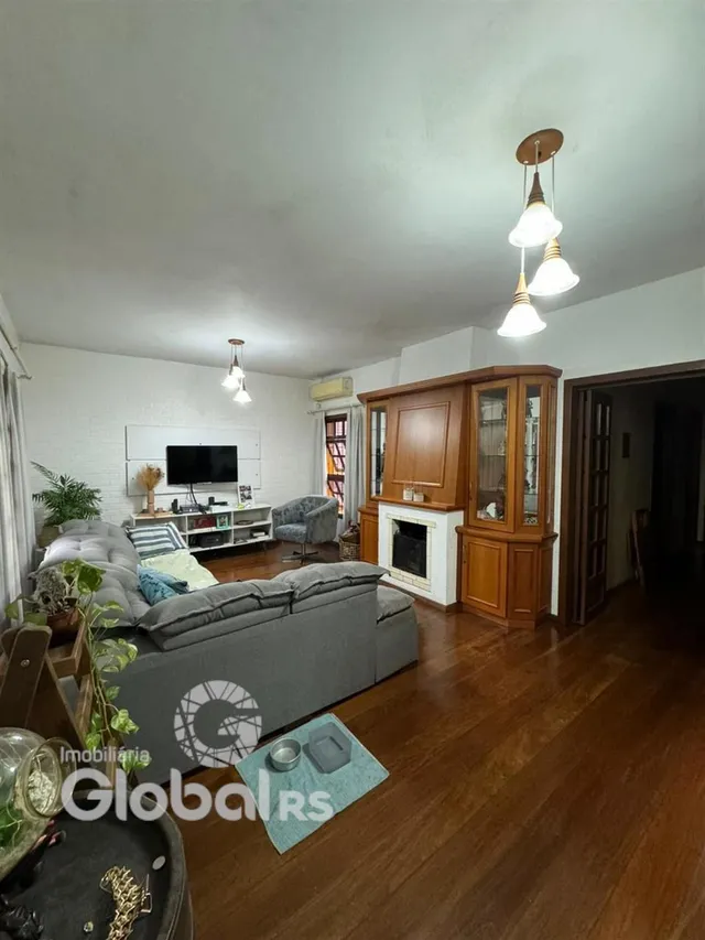 Sala de estar com piso de madeira e móveis de madeira.