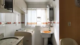 Imagem de um banheiro interno com janela e cortinas.