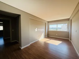 Ambiente interno com piso de madeira e janela de vista para a paisagem.
