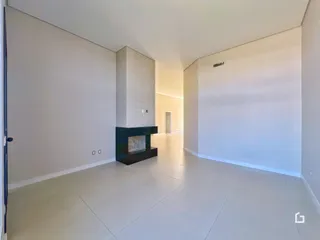 Interior de uma sala com piso claro e paredes brancas.