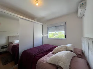 Quarto com cama e armário branco em um imóvel no Brasil.