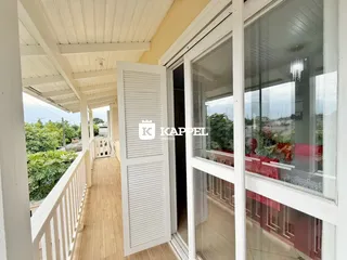 Uma foto de uma varanda com piso de madeira e portas de vidro.