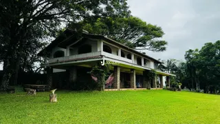 Fachada de uma casa em Lajeado, Brasil, com jardim verde e vegetação exuberante.
