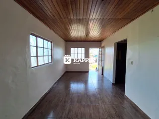 Corredor interno com piso de cerâmica e forro de madeira.