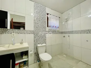 Foto de um banheiro moderno com revestimento de azulejos brancos e pretos.