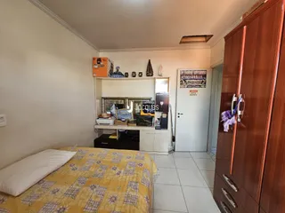 Quarto com cama e armário de madeira.