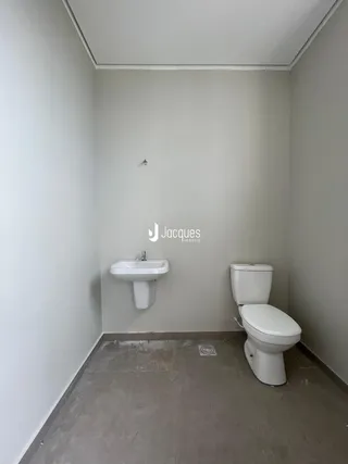 Foto de um banheiro com pia e vaso sanitário em uma residência.
