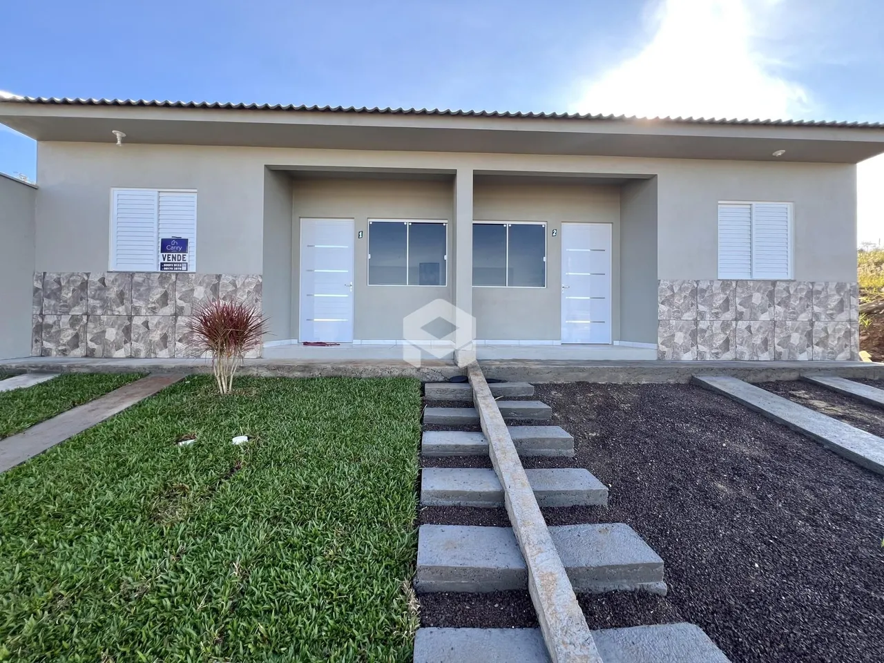 Fachada de uma casa em Lajeado, Brasil, com jardim e calçada.