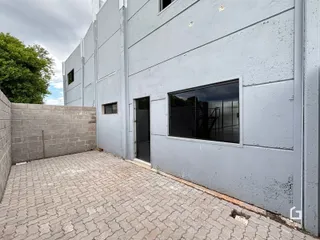 Fachada externa de um imóvel em Lajeado, Brasil, com piso de tijolos.