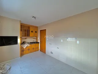 Foto de uma cozinha com armários de madeira e piso de cerâmica.