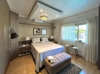 Quarto com cama e decoração clara em um imóvel no Brasil.