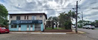 Fachada de uma casa em Lajeado, Brasil, com jardim frontal.